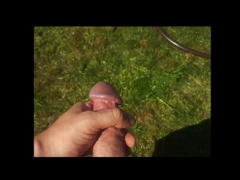 ❤️ A boazona fica com a rata rosa fodida e ejacula com um esguicho num jardim de Verão ️❌ Porno porno em pt.hentai-menu.ru ❌❤